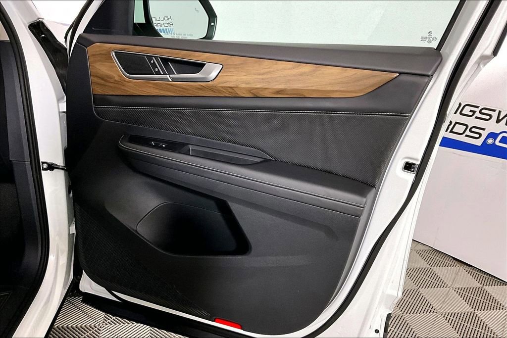Used 2025 Volkswagen Atlas SE FWD image 19