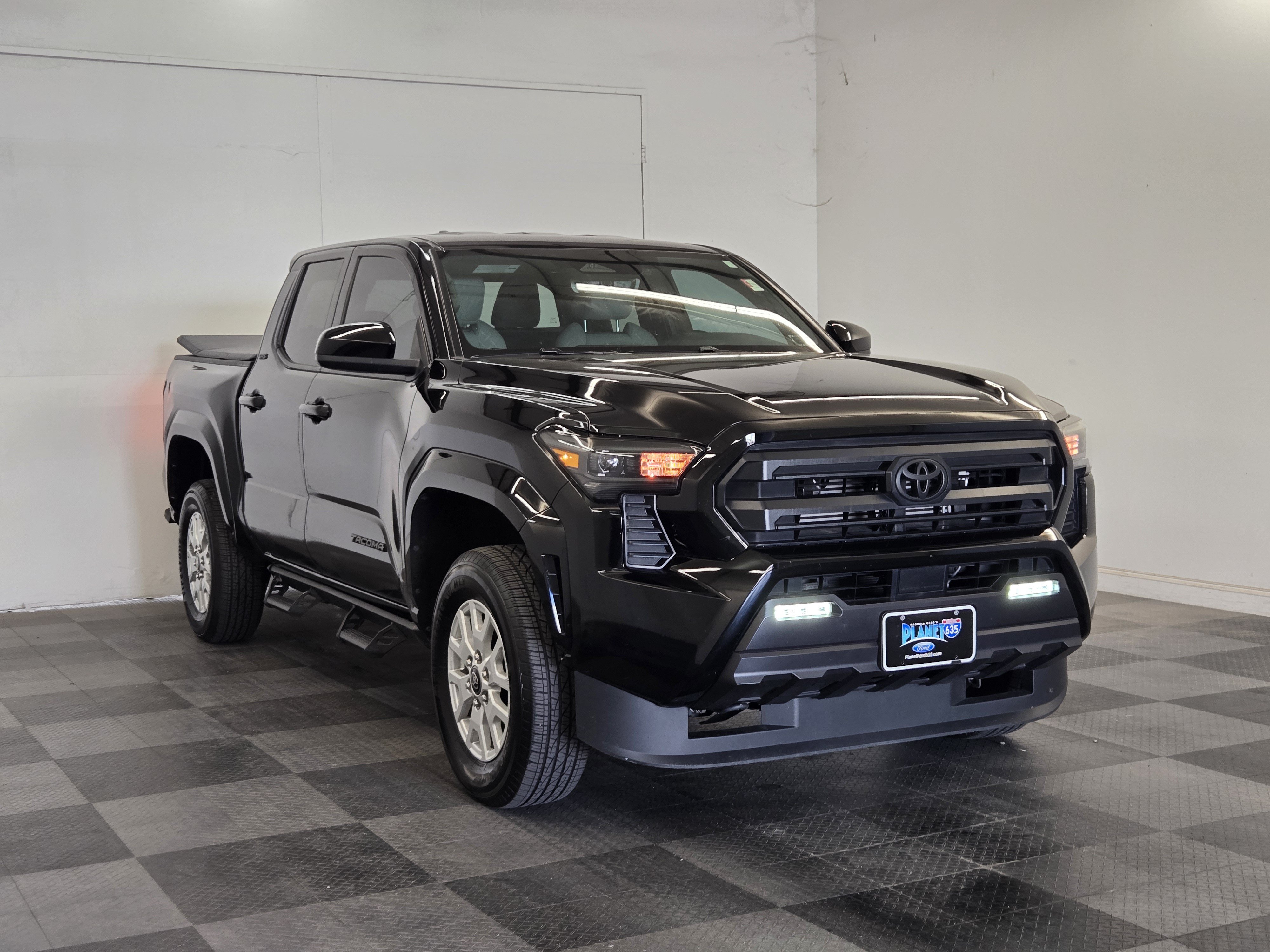 Used 2025 Toyota Tacoma SR5 AWD/4WD image 2
