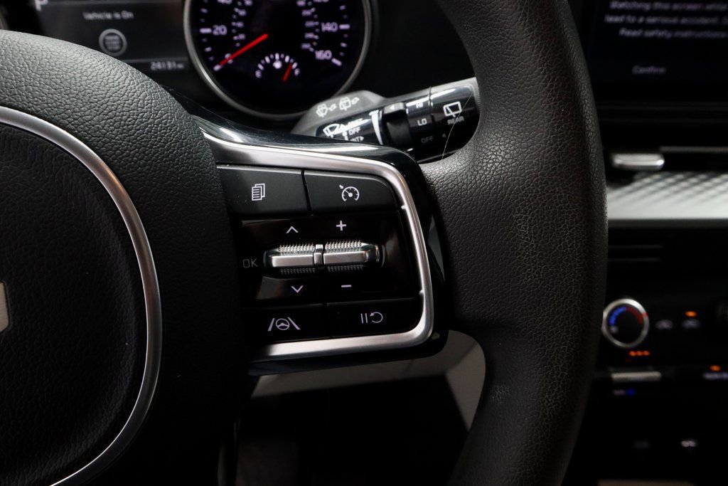 Used 2024 Kia Carnival LX image 27