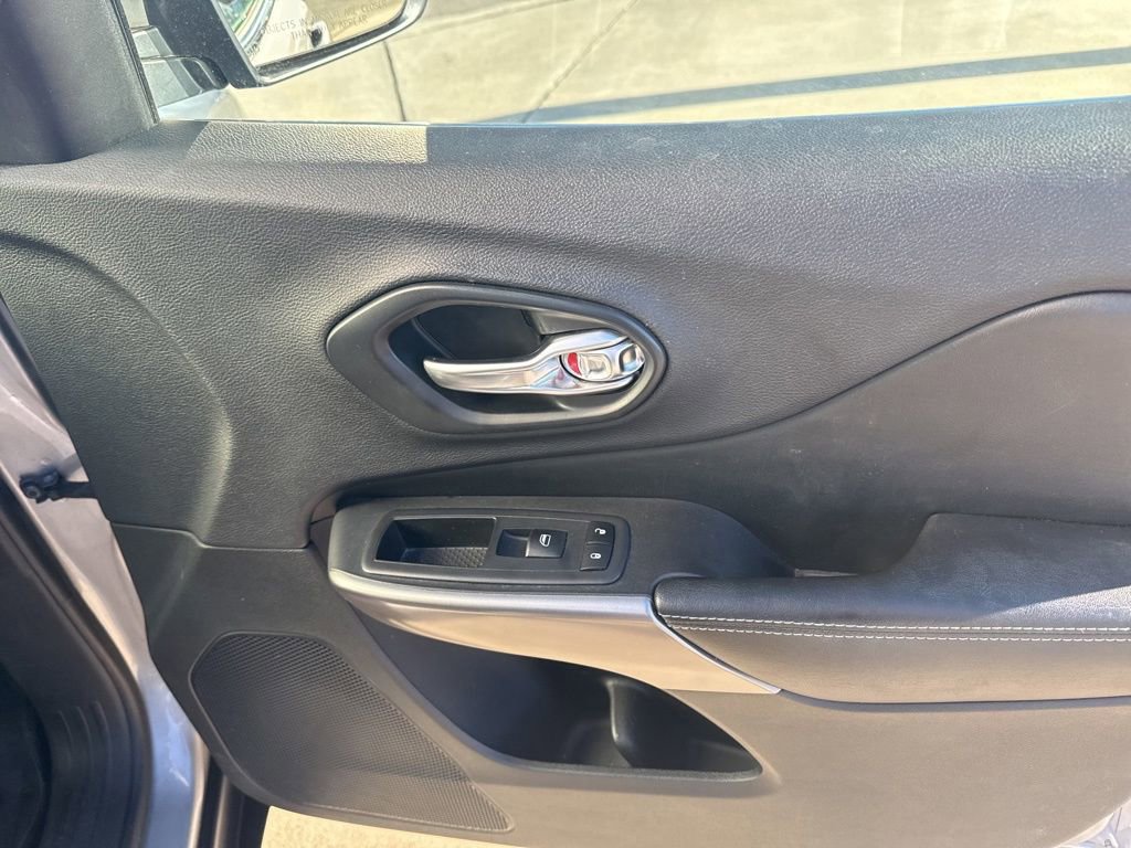 Used 2019 Jeep Cherokee Latitude w/ Popular Appearance Group image 33