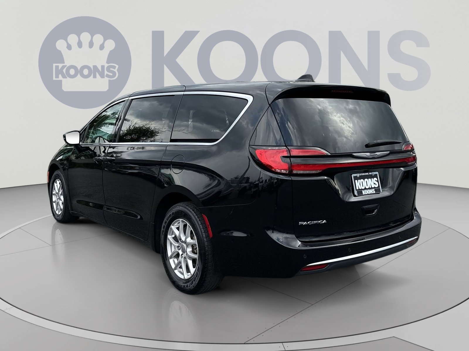 Used 2024 Chrysler Pacifica Touring-L FWD image 8