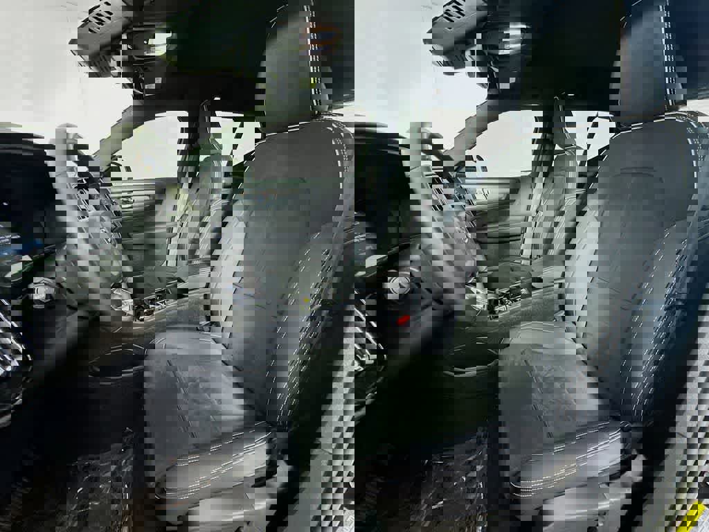 Used 2023 Volvo XC40 B5 Plus image 15