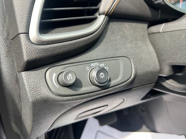 Used 2019 Chevrolet Trax LT w/ Sun & Sound Package FWD image 9