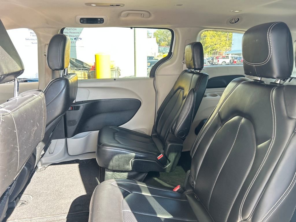 Used 2023 Chrysler Pacifica Touring-L image 13