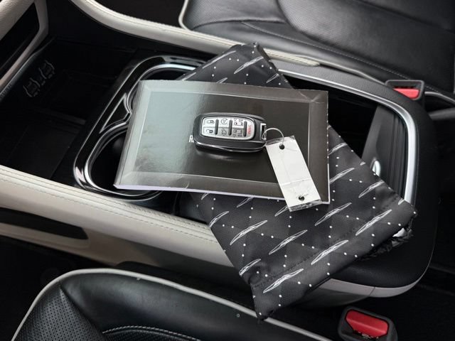 Used 2023 Chrysler Pacifica Limited FWD image 5
