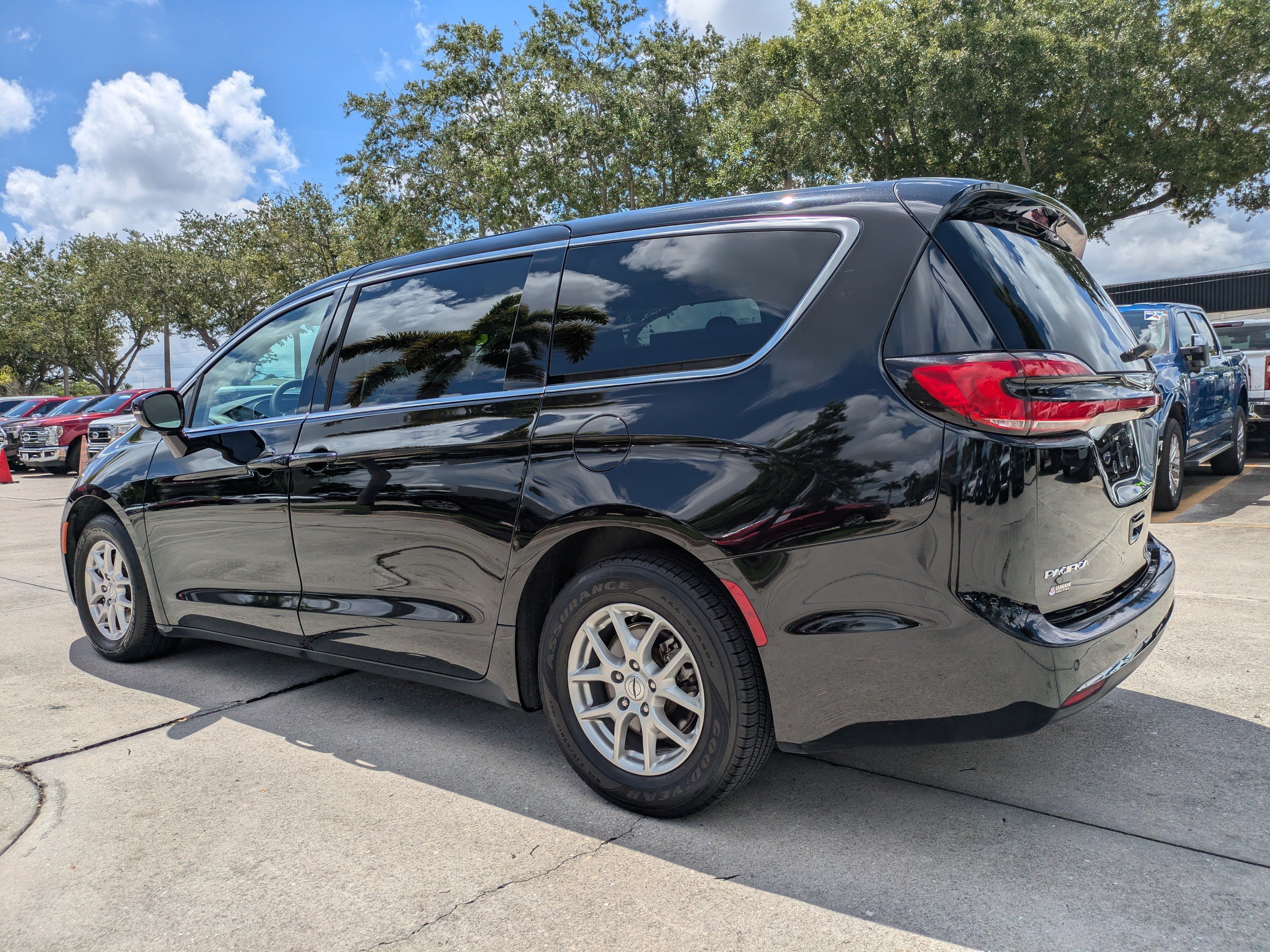 Used 2024 Chrysler Pacifica Touring-L FWD image 6