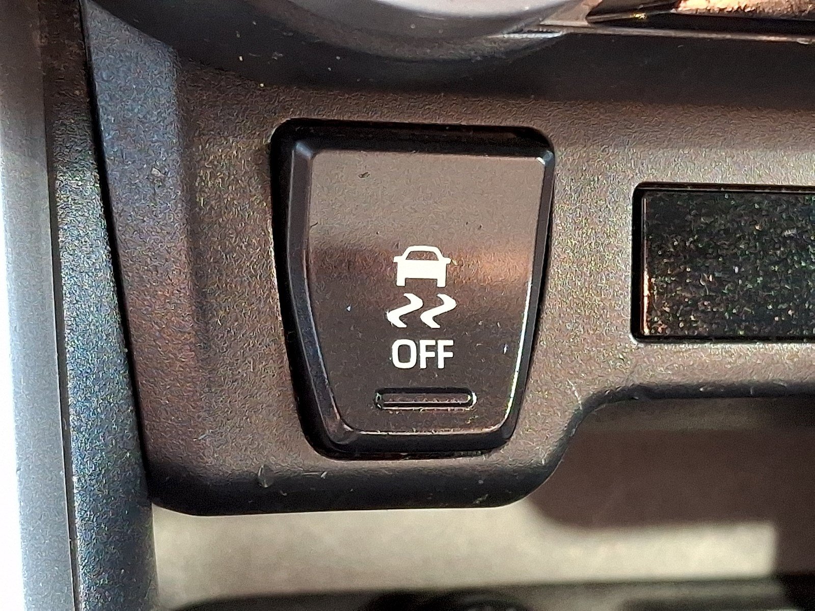 Used 2019 Toyota RAV4 LE FWD image 24