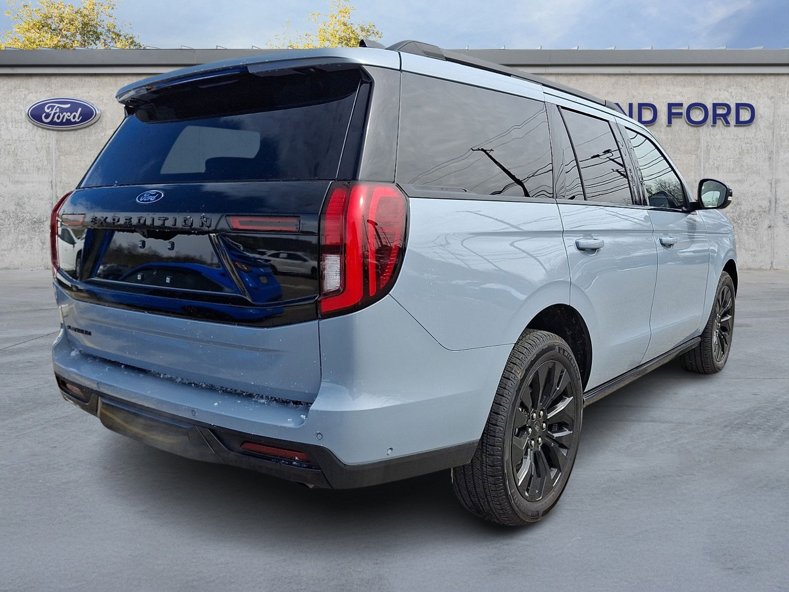 Certified 2025 Ford Expedition Platinum w/ Stealth Appearance Package AWD/4WD image 6