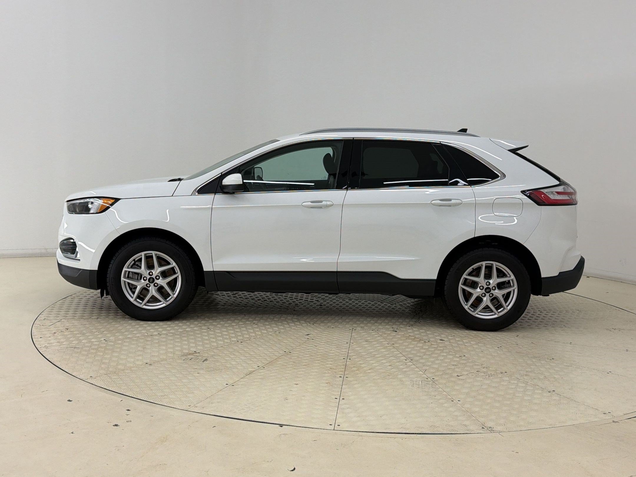 Certified 2023 Ford Edge SEL w/ Convenience Package AWD/4WD image 2