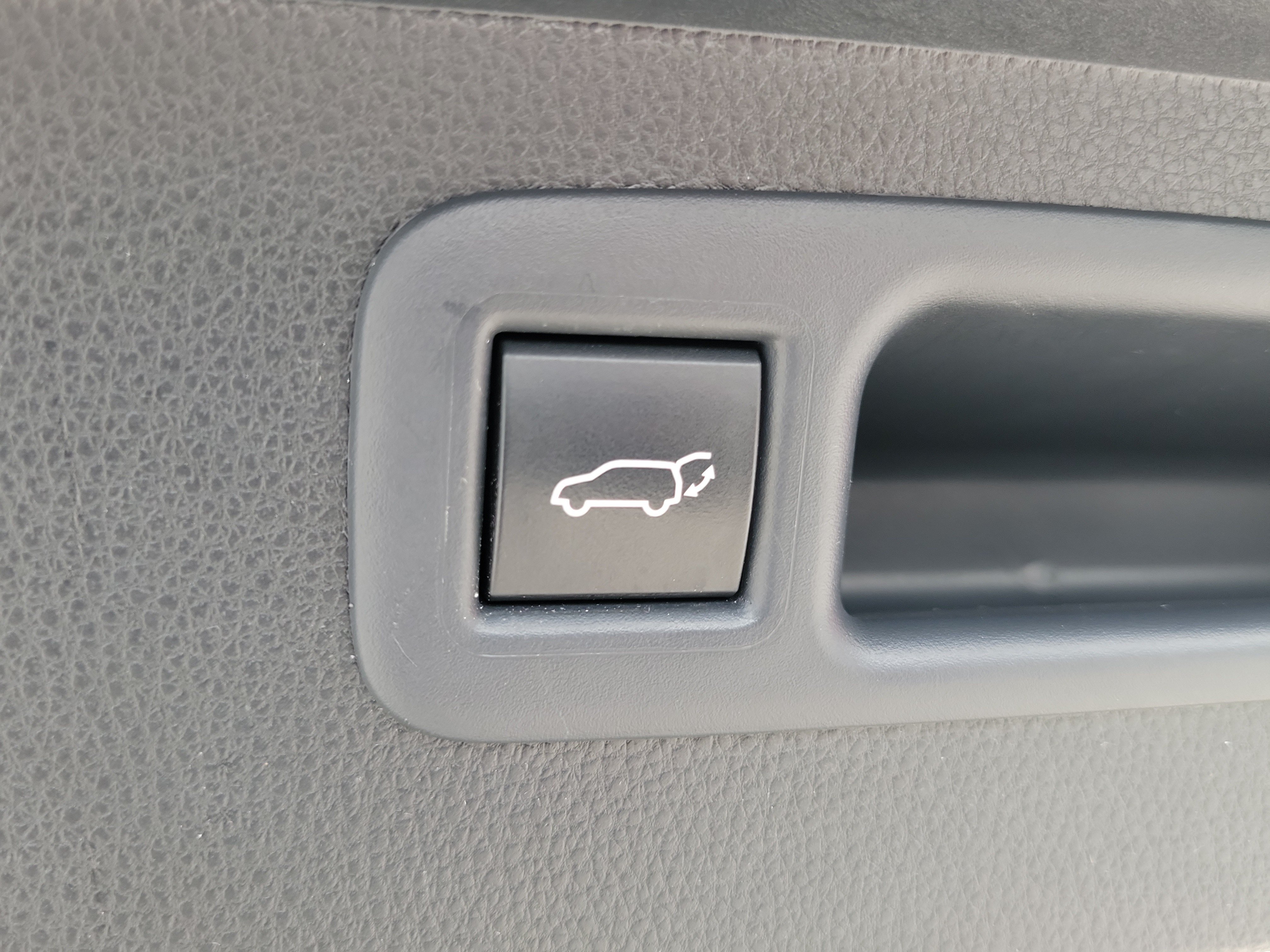 Used 2023 Toyota Highlander LE FWD image 11
