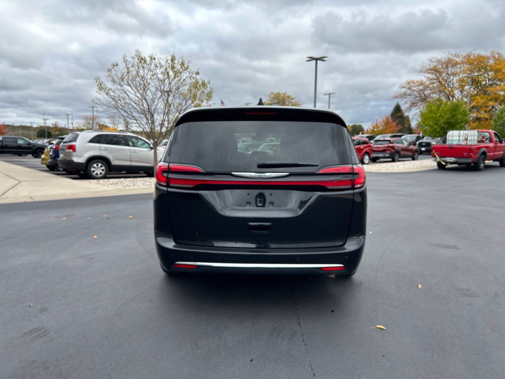Used 2023 Chrysler Pacifica Touring-L FWD image 7