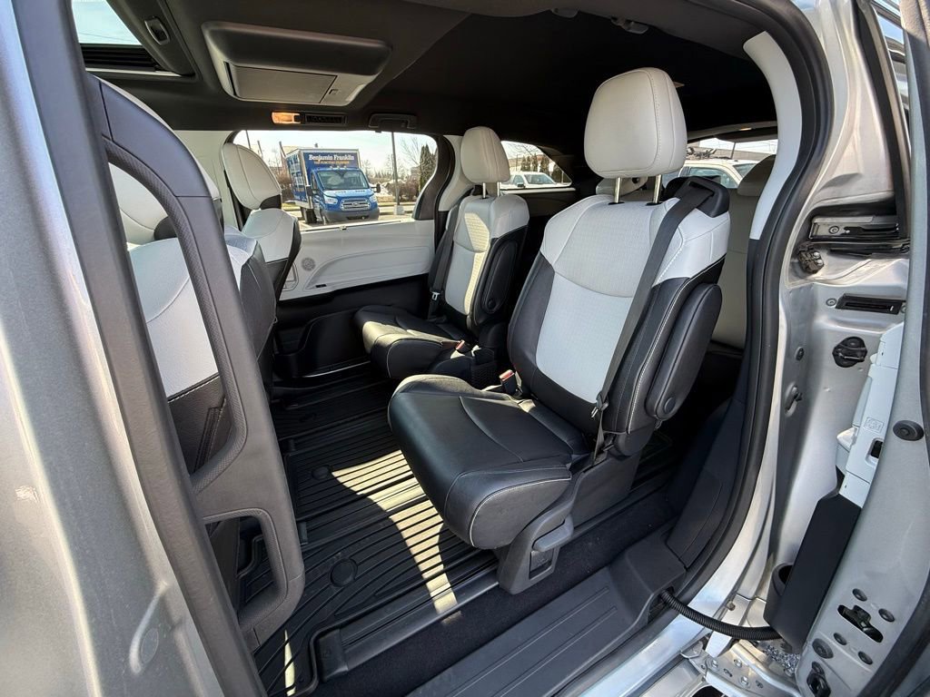 Used 2025 Toyota Sienna XSE w/ XSE Plus Package image 27
