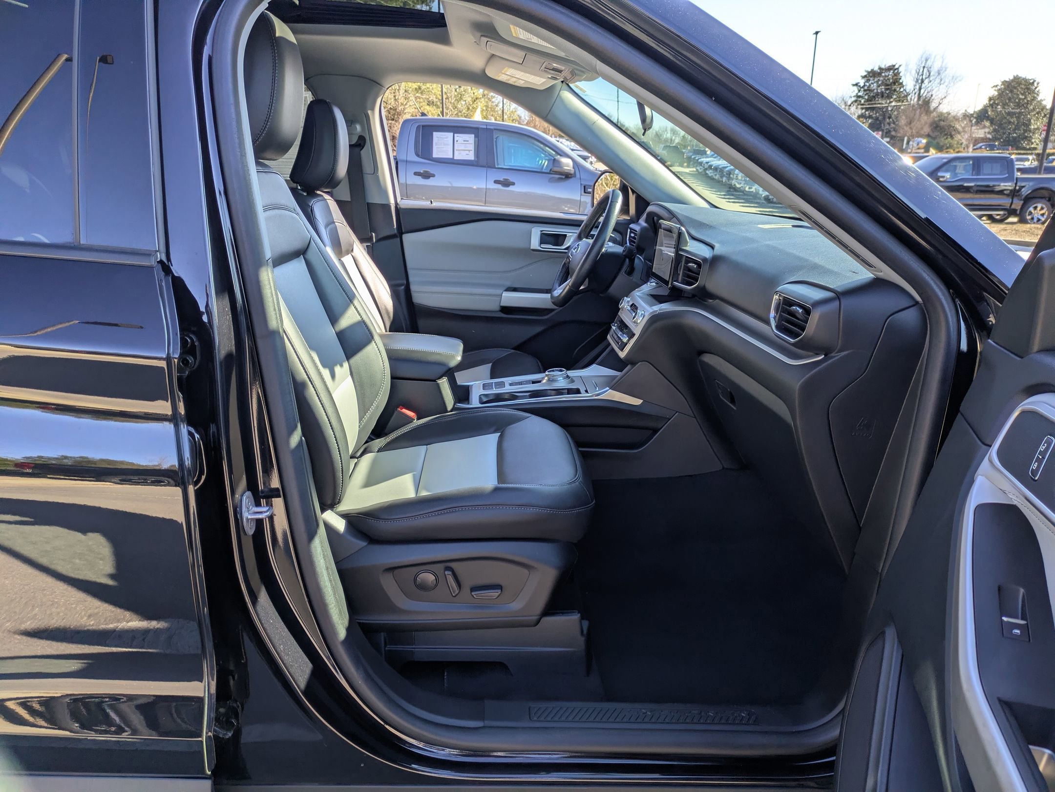 Certified 2022 Ford Explorer XLT w/ Equipment Group 202A image 40