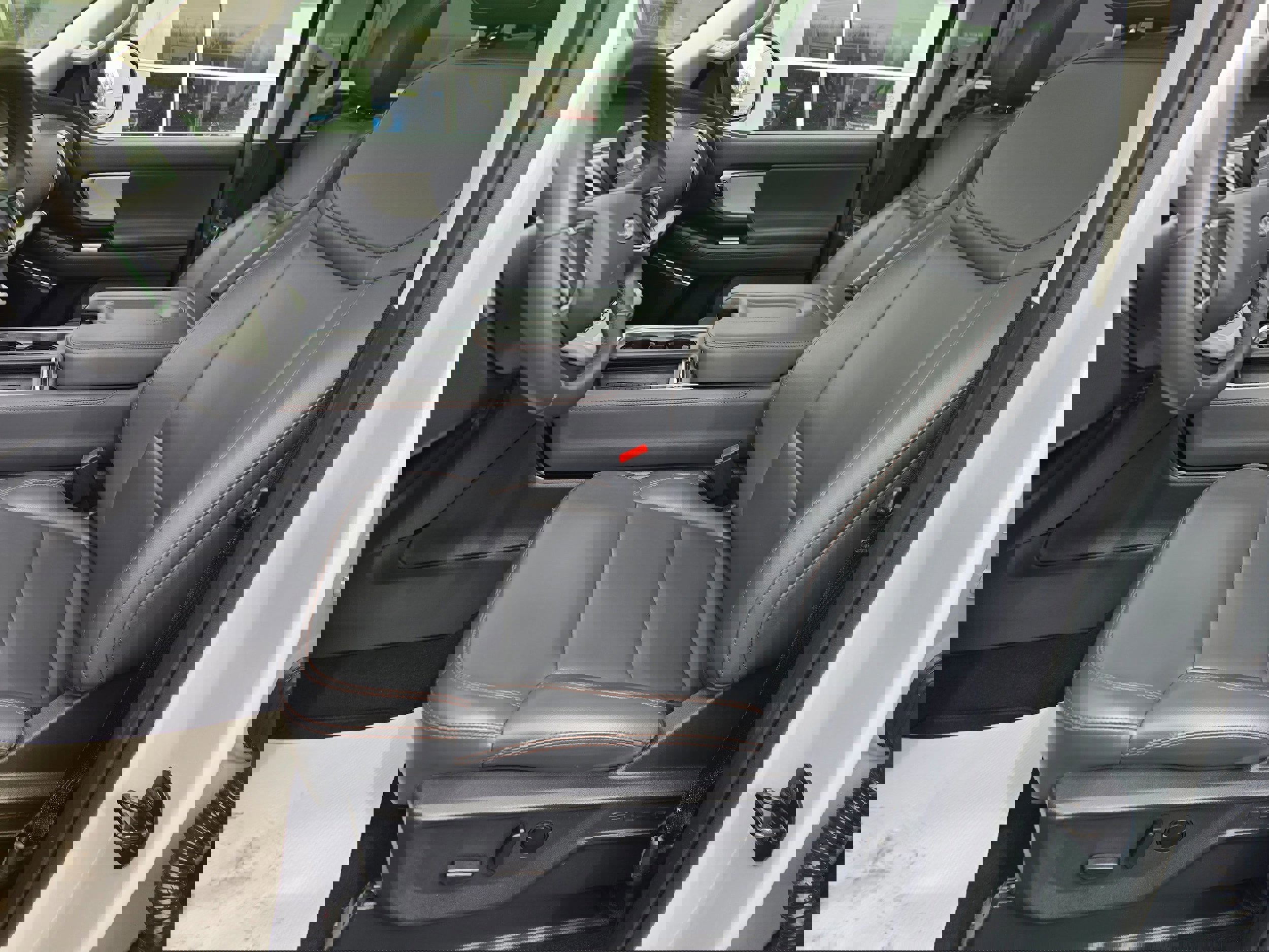 Certified 2025 Ford Expedition Active image 18