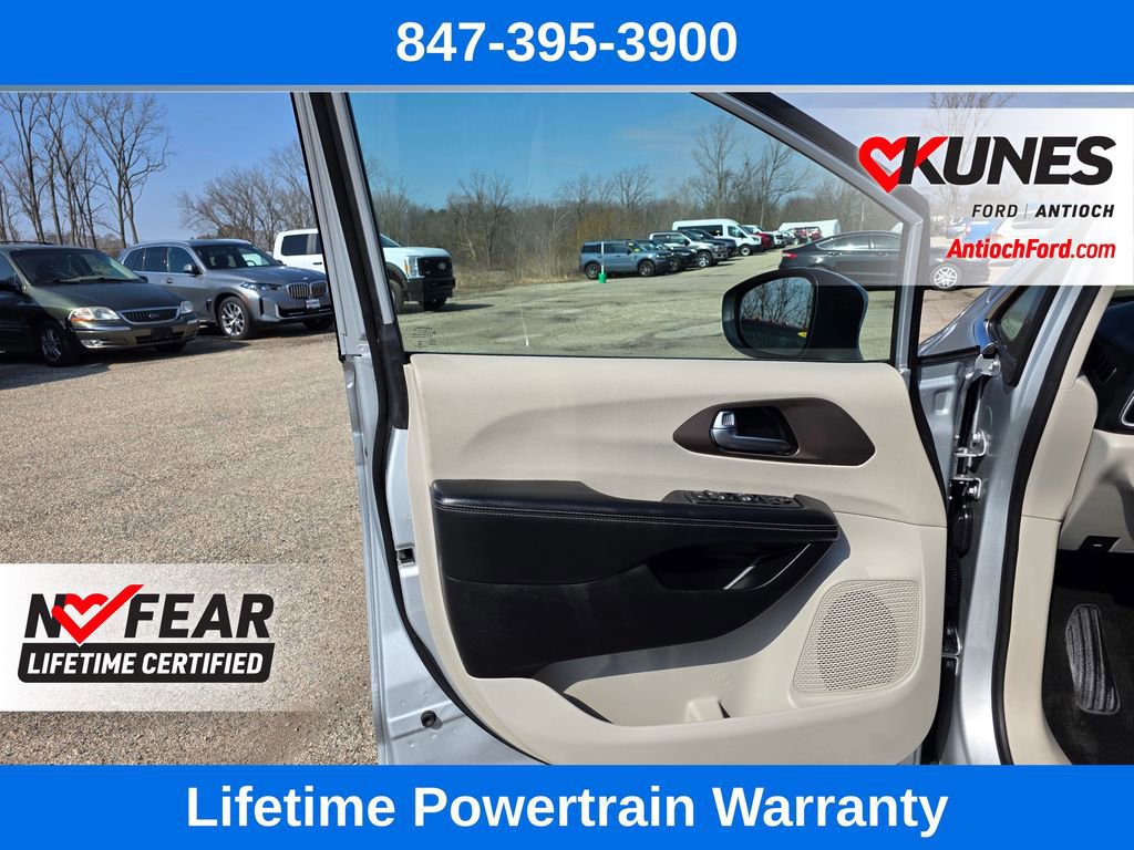 Used 2023 Chrysler Voyager LX image 13