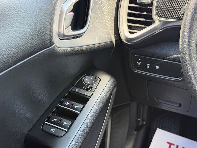 Used 2025 Kia Soul LX w/ LX Technology Package FWD image 17