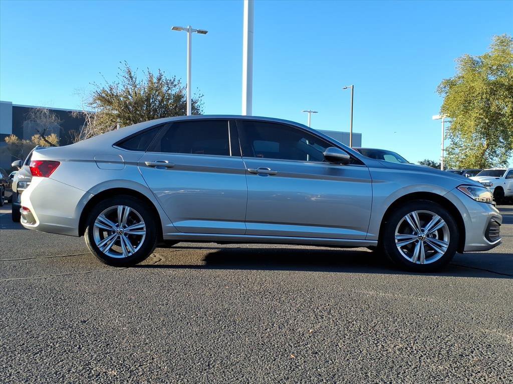 Used 2022 Volkswagen Jetta SE image 2