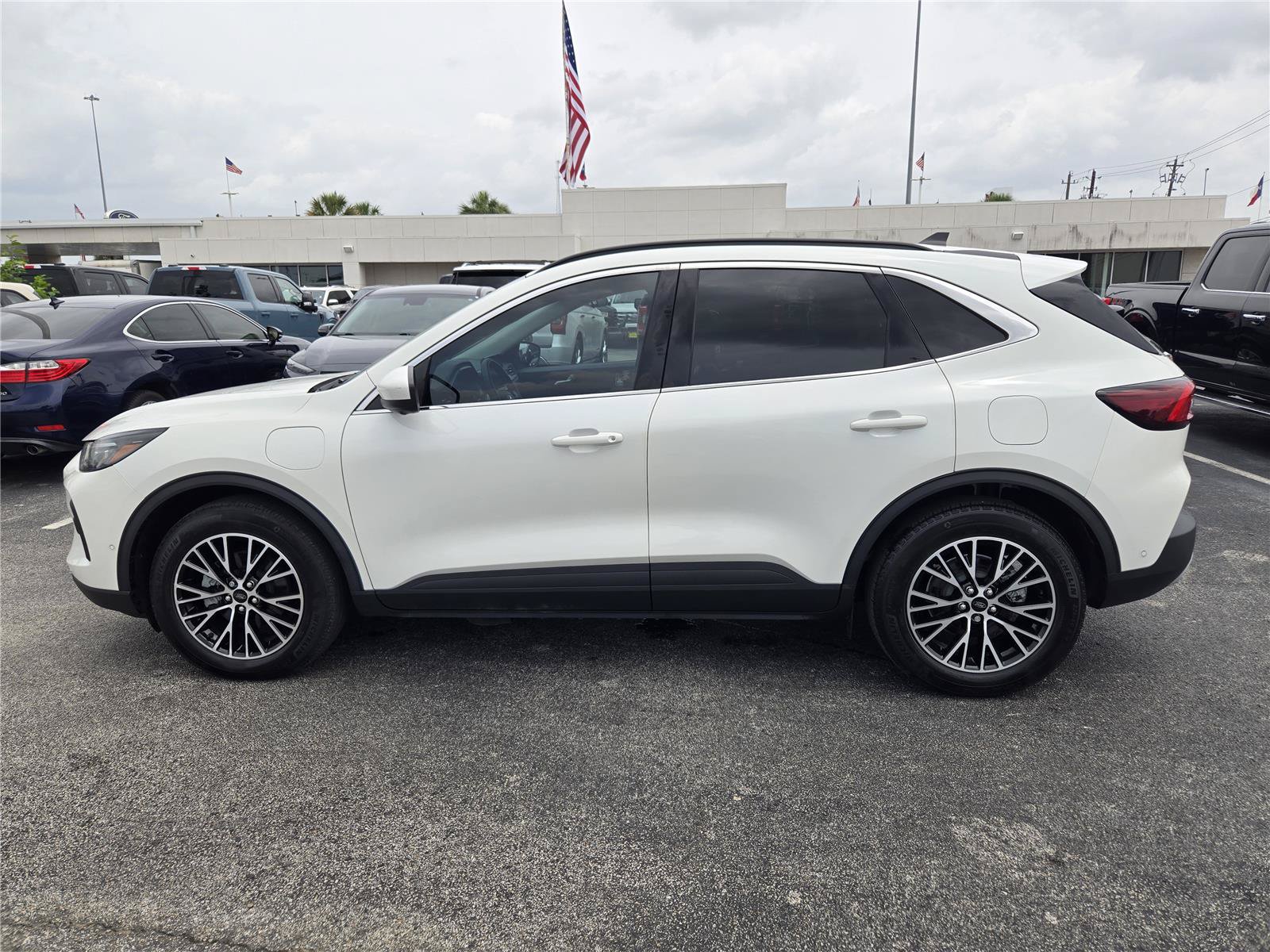 Certified 2023 Ford Escape SE w/ PHEV Premium Package FWD image 5