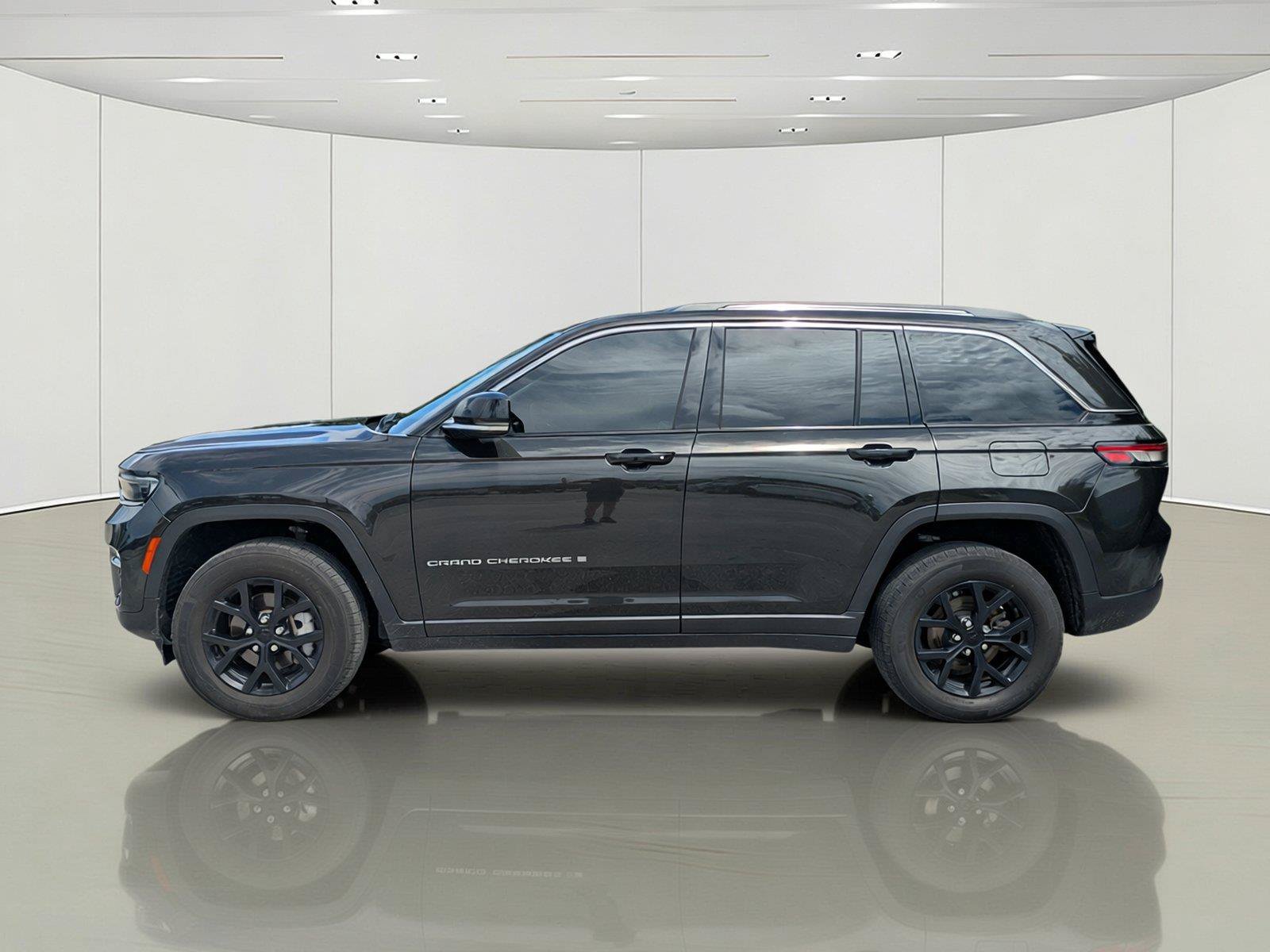 Used 2023 Jeep Grand Cherokee Limited AWD/4WD image 8