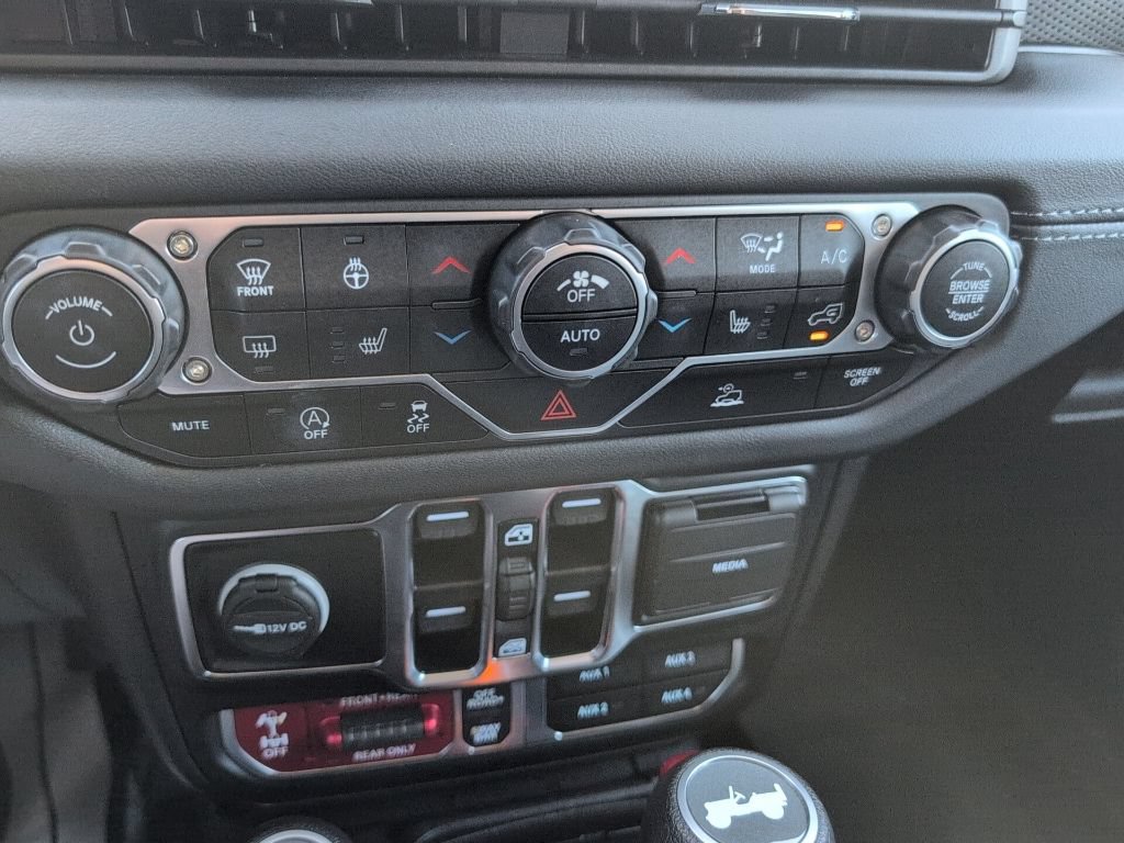 Used 2024 Jeep Wrangler Unlimited Rubicon w/ Technology Group AWD/4WD image 19
