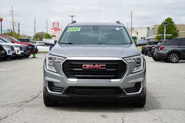 Used 2024 GMC Terrain SLE w/ Driver Convenience Package FWD image 2