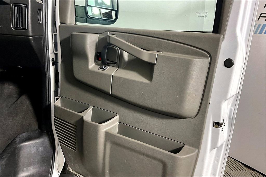 Used 2025 Chevrolet Express 3500 LT w/ LT Preferred Equipment Group RWD image 18