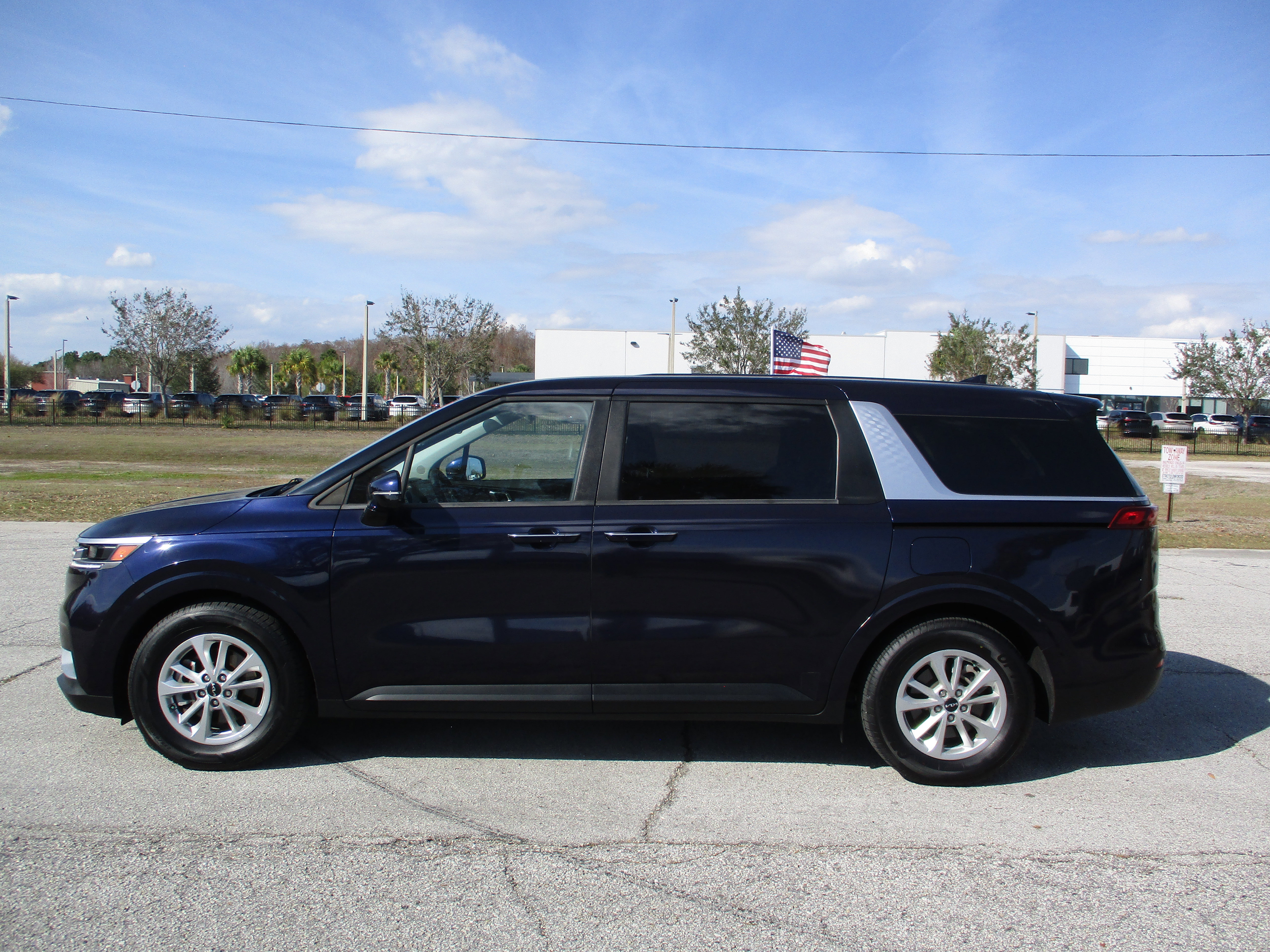 Used 2024 Kia Carnival LX image 2