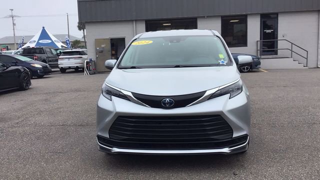 Used 2024 Toyota Sienna LE image 8