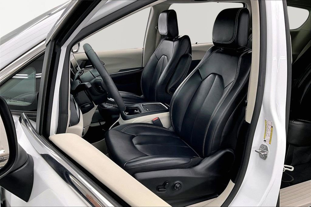 Used 2023 Chrysler Pacifica Touring-L image 25