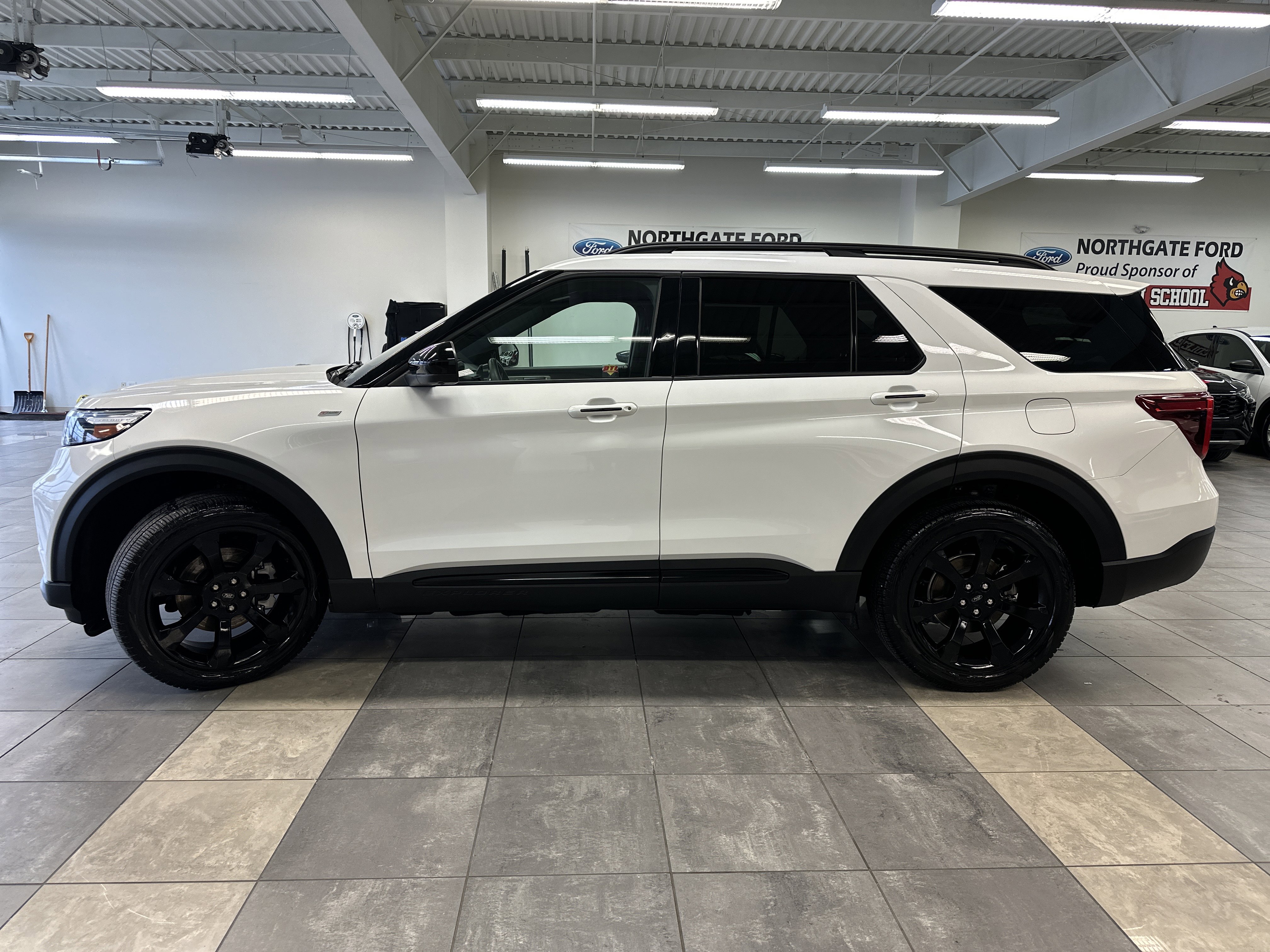 Certified 2023 Ford Explorer ST-Line w/ Class IV Trailer Tow Package image 18