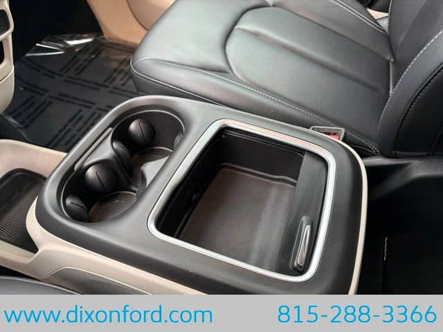 Used 2023 Chrysler Pacifica Touring-L FWD image 14