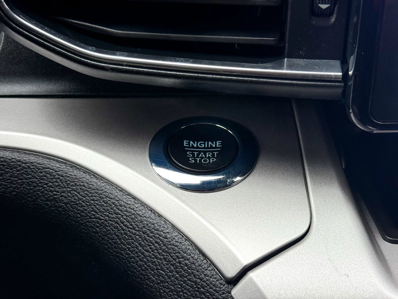 Certified 2022 Ford Explorer XLT w/ Equipment Group 202A image 28