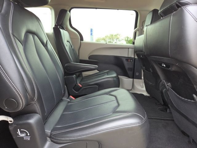 Used 2023 Chrysler Pacifica Touring-L FWD image 19