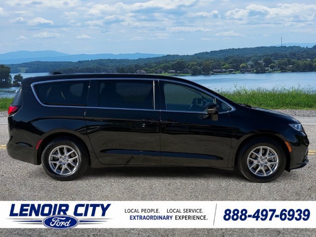 Used 2024 Chrysler Pacifica Touring-L FWD image 12