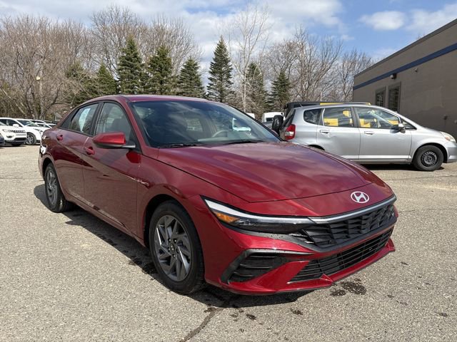 Used 2024 Hyundai Elantra SEL image 2