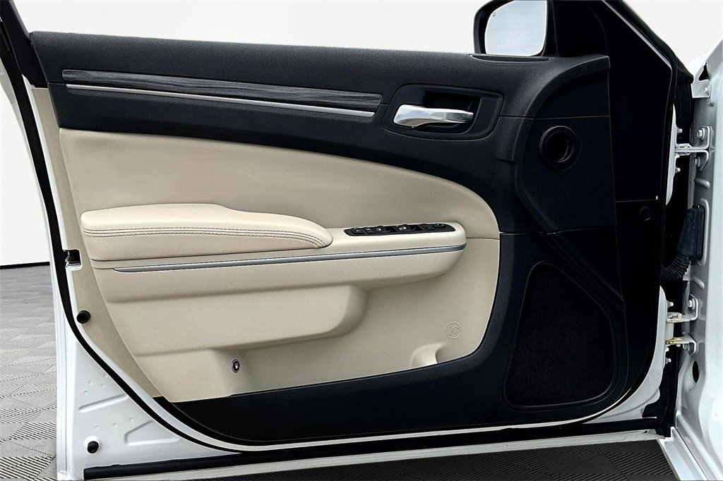 Used 2022 Chrysler 300 Touring w/ Sport Appearance Package image 23