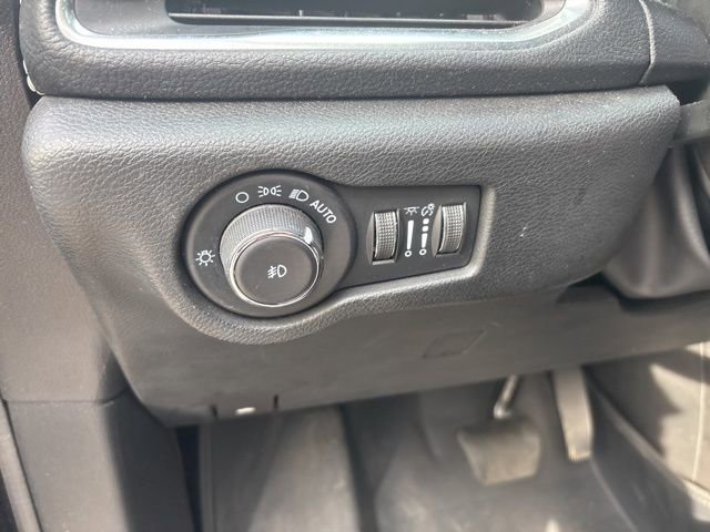 Used 2023 Chrysler Pacifica Limited w/ Uconnect Theater Family Group image 15