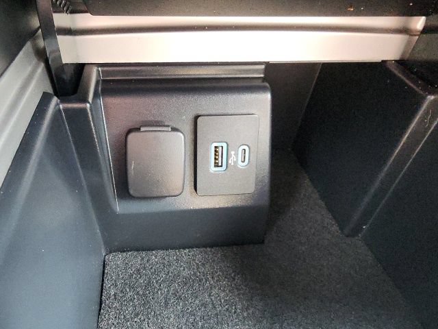 Certified 2022 Ford Explorer XLT w/ Equipment Group 202A AWD/4WD image 39
