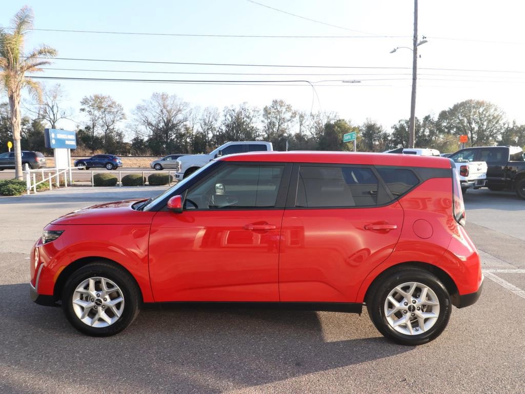 Used 2025 Kia Soul LX w/ LX Technology Package image 2