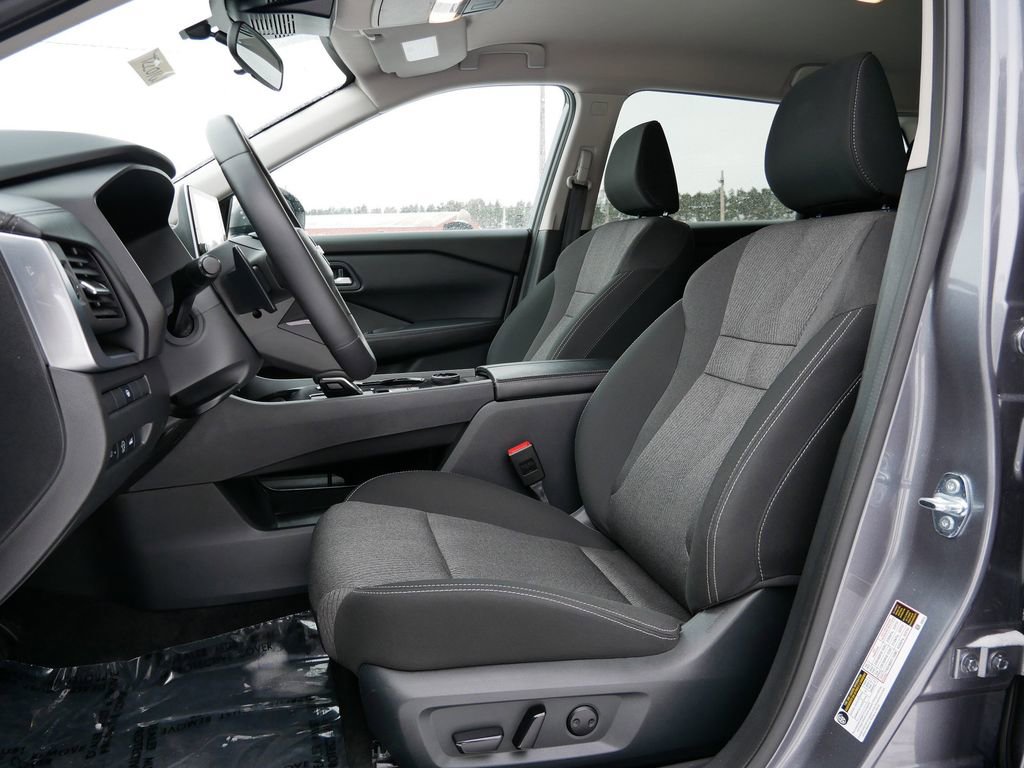 Used 2025 Nissan Rogue SV image 14