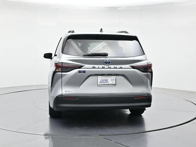 Used 2025 Toyota Sienna XLE FWD image 8