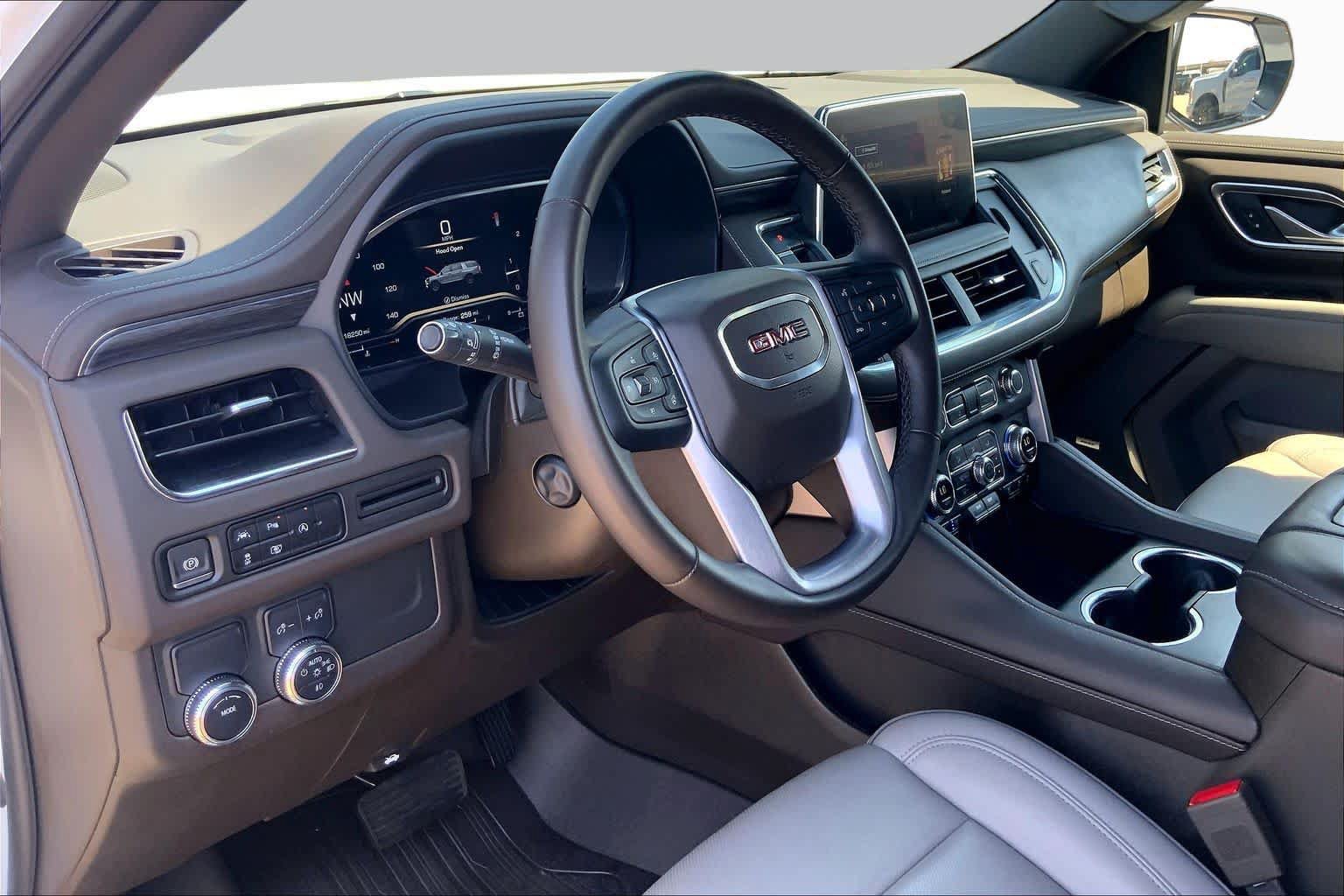Used 2024 GMC Yukon XL SLT w/ SLT Luxury Package RWD image 18
