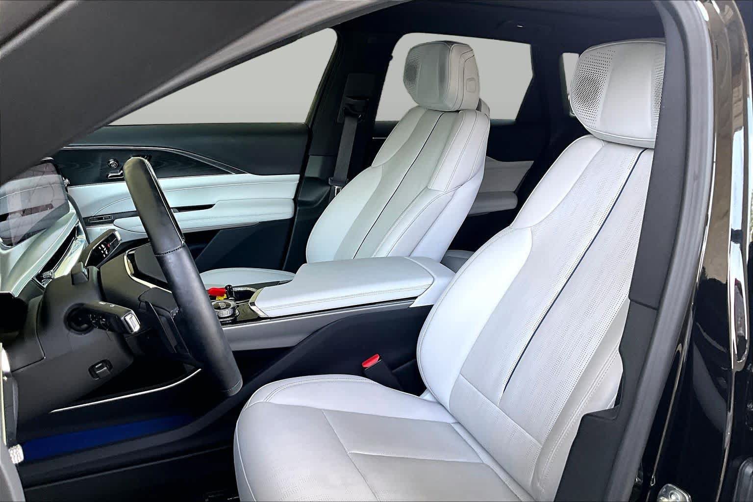 Used 2025 Cadillac Lyriq Luxury RWD image 8