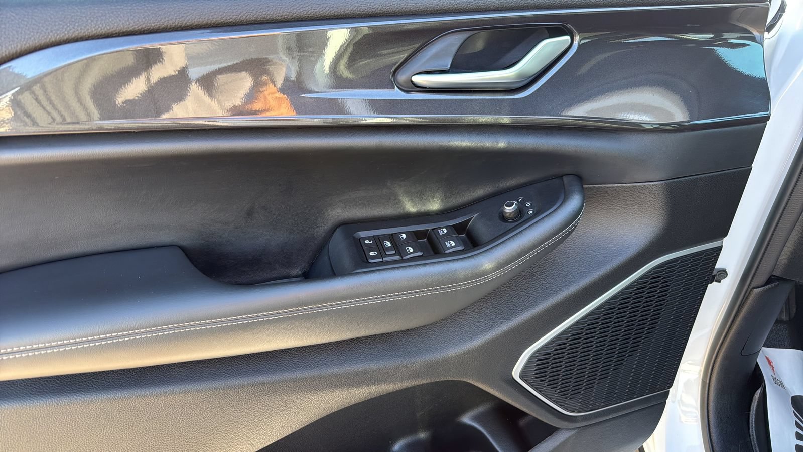 Used 2022 Jeep Grand Cherokee Altitude RWD image 11