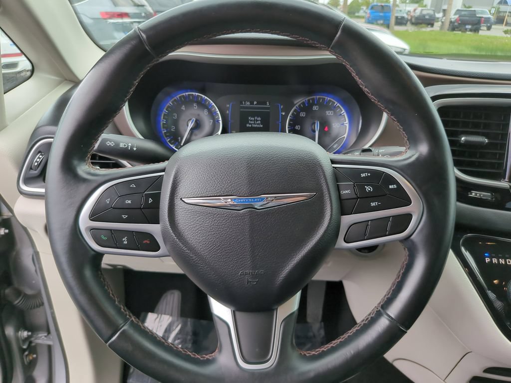 Used 2018 Chrysler Pacifica Touring-L FWD image 30