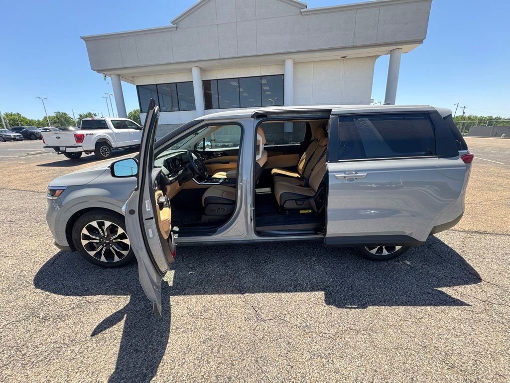 Used 2024 Kia Carnival EX FWD image 4