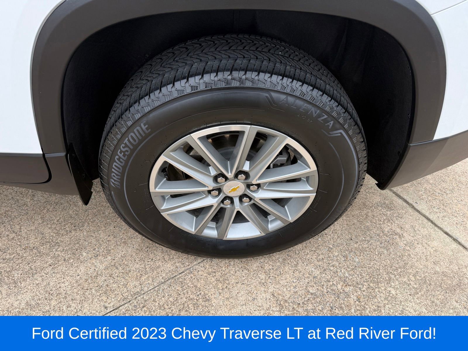 Used 2023 Chevrolet Traverse LT FWD image 9