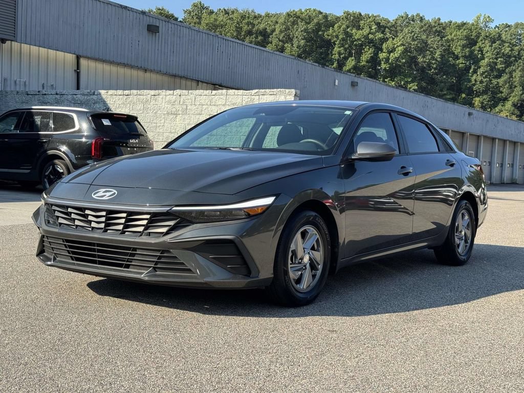 Used 2025 Hyundai Elantra SE FWD image 25
