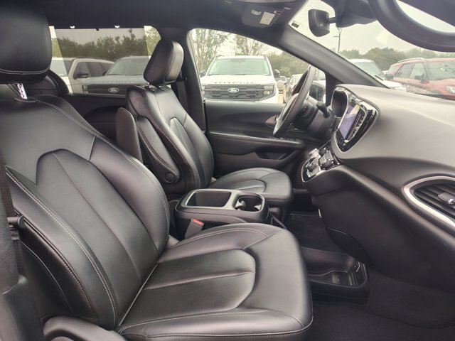 Used 2025 Chrysler Pacifica Select FWD image 14