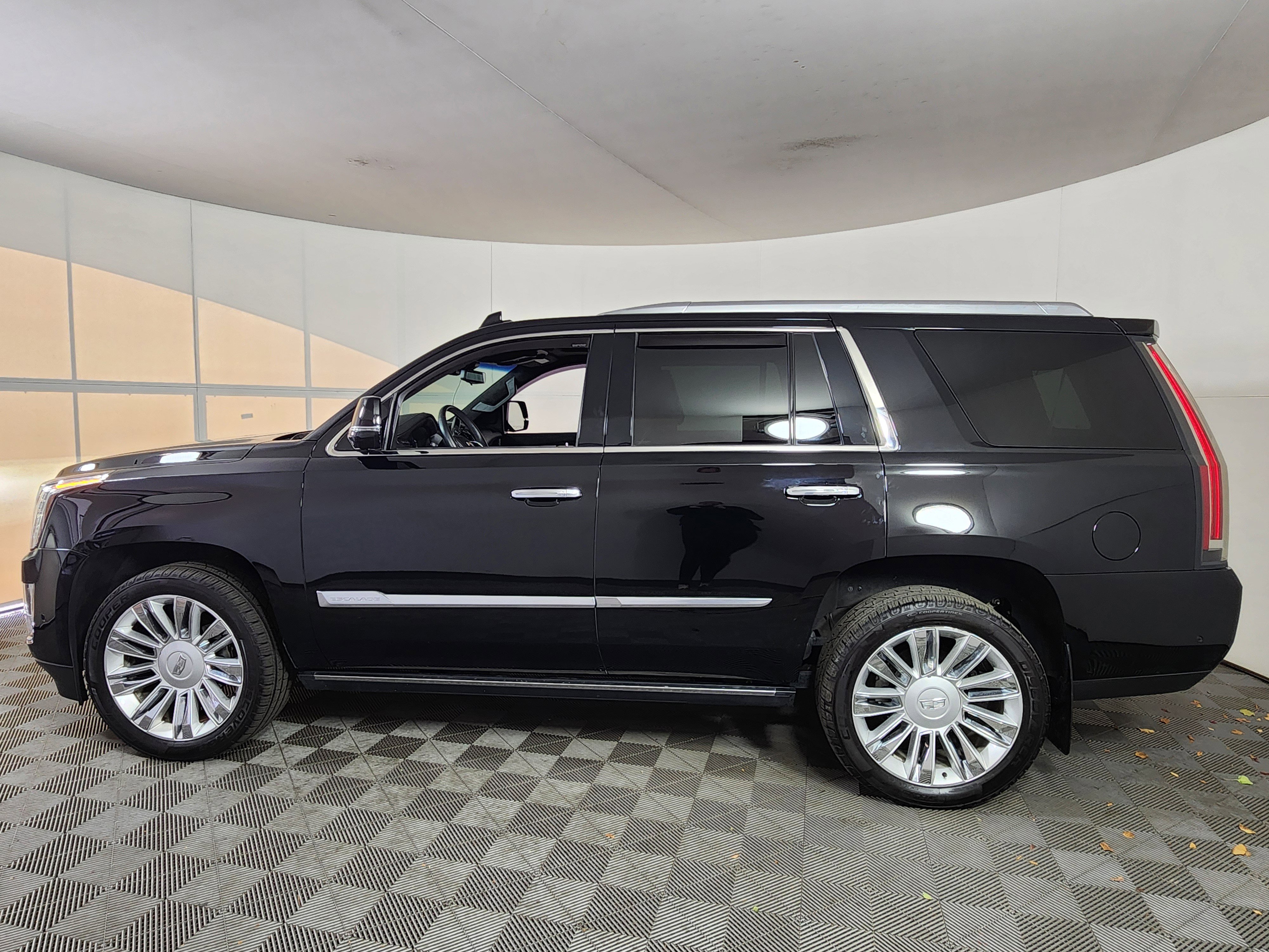 Used 2017 Cadillac Escalade Platinum image 4